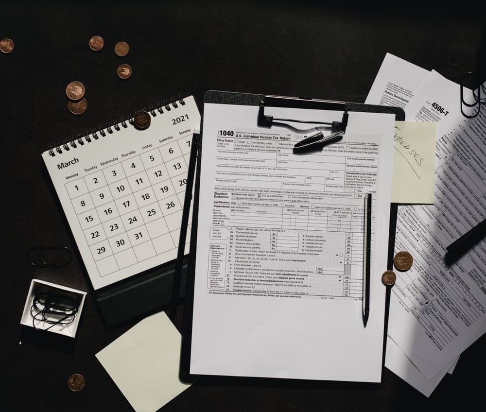 Comparison of cash basis vs accrual basis reporting for foreign interest income under IRS rules, including foreign bank deposits, FBAR filing, FATCA Form 8938, and U.S. tax compliance.
