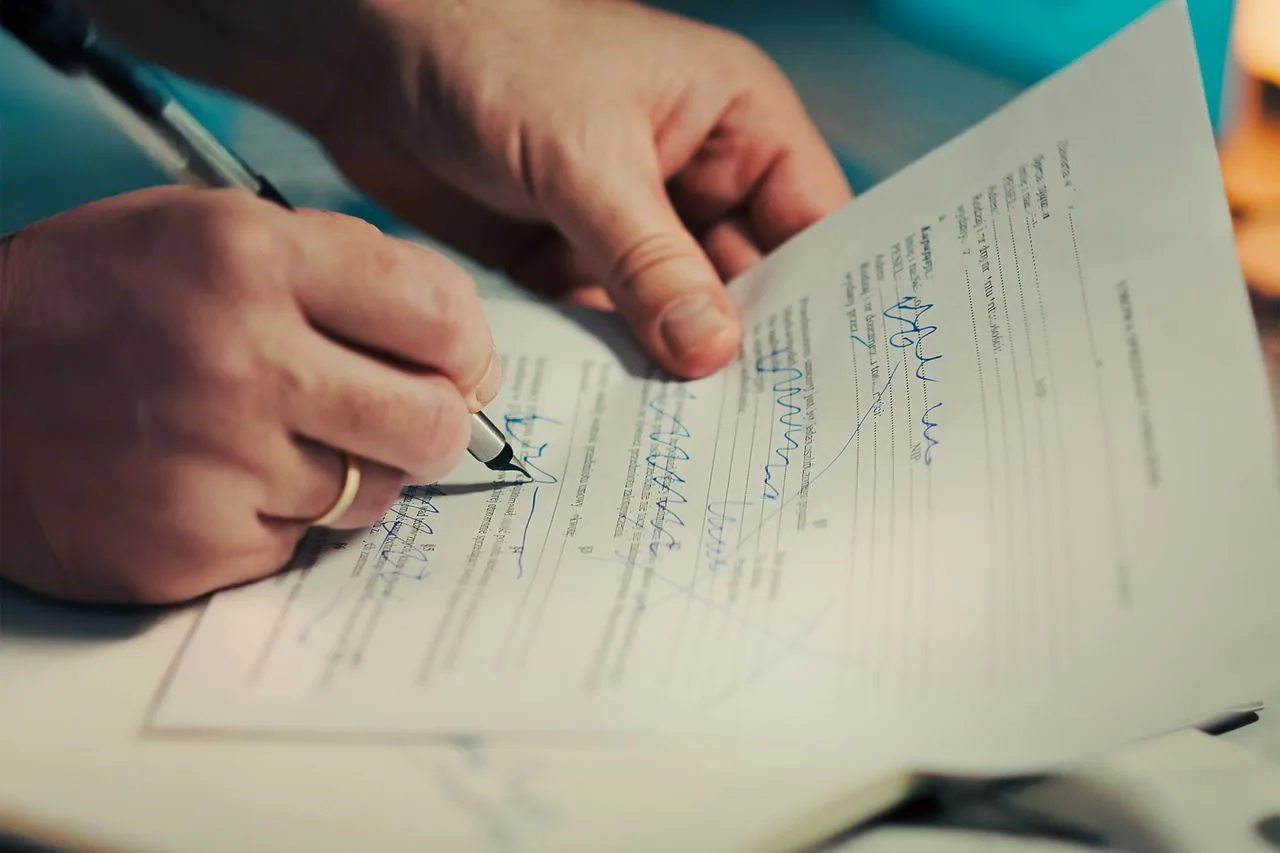 Illustration Dual Citizens explaining US tax rules for foreign bank deposits, including Schedule B, Form 8960, Form 1116, FBAR (FinCEN Form 114), Form 8938, PFIC rules, IRC Section 988, and international tax compliance. US Citizens Dual Citizen