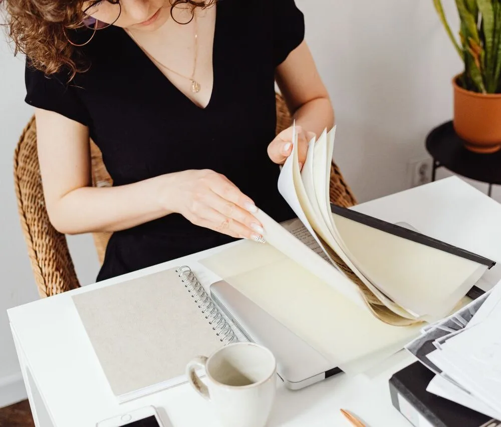Illustration explaining FBAR audit risks for international investors, including FATCA matching, foreign account reporting, Schedule B reporting, FinCEN Form 114, and IRS compliance requirements.