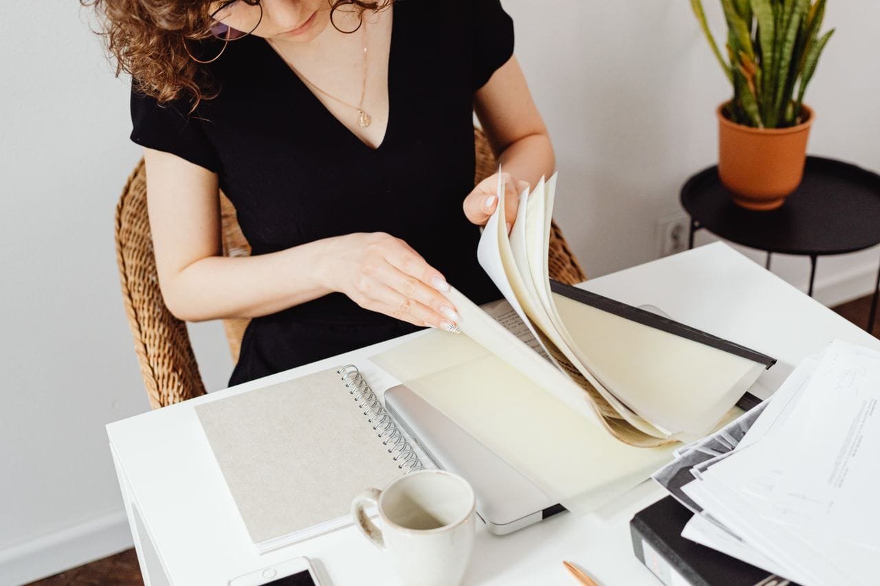 FBAR Audit Risks for International Investors Illustration explaining FBAR audit risks for international investors, including FATCA matching, foreign account reporting, Schedule B reporting, FinCEN Form 114, and IRS compliance requirements.