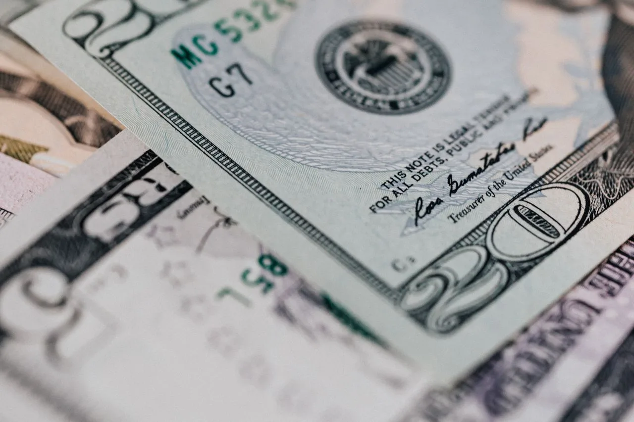 Illustration explaining foreign deposit maturity and U.S. tax timing, including annual interest accrual, automatic rollovers, exchange rate rules, and IRS reporting requirements. F1 to H1B
