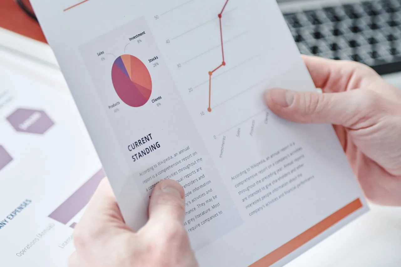 Illustration explaining foreign deposit reporting under FATCA, including Form 8938, foreign bank accounts, Schedule B, foreign financial institutions (FFIs), IRS reporting, and international tax compliance.