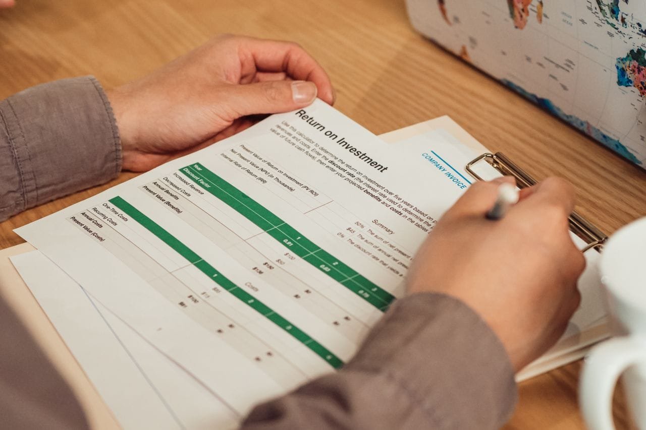 Common Form 4952 Errors & How to Avoid Them Illustration explaining common Form 4952 errors, including investment interest deduction mistakes, carryforward errors, capital gain elections, AMT calculations, and IRS compliance requirements.