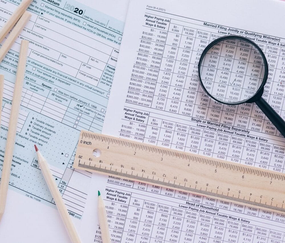 Illustration explaining the differences between Forms W-8BEN-E and W-8ECI, including FATCA classification, tax treaty benefits, effectively connected income (ECI), withholding tax rules, and IRS compliance.