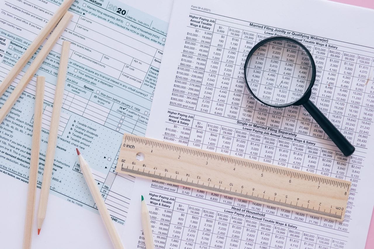 Illustration explaining the differences between Forms W-8BEN-E and W-8ECI, including FATCA classification, tax treaty benefits, effectively connected income (ECI), withholding tax rules, and IRS compliance.