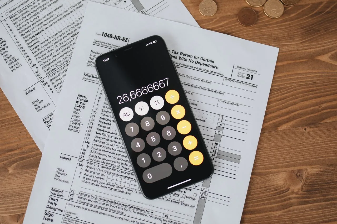 Illustration explaining how the IRS calculates FBAR penalties, including non-willful and willful violations, FinCEN Form 114, reasonable cause, voluntary disclosure, and FBAR compliance rules.