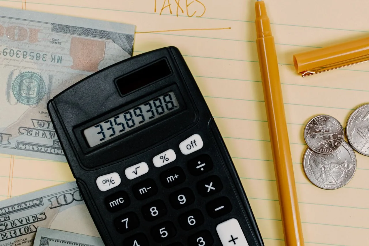 Illustration explaining whether US tax on foreign fixed deposit interest can be deferred until maturity, including IRS OID rules, annual accrual reporting, and foreign tax compliance.